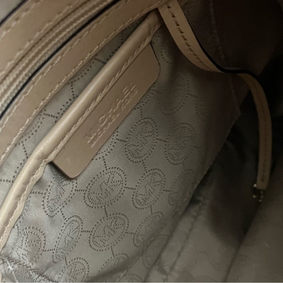 Michael Kors Jet Set Shoulder Bag Vanilla #michaelkors #MKJetset - Picture 7 of 7
